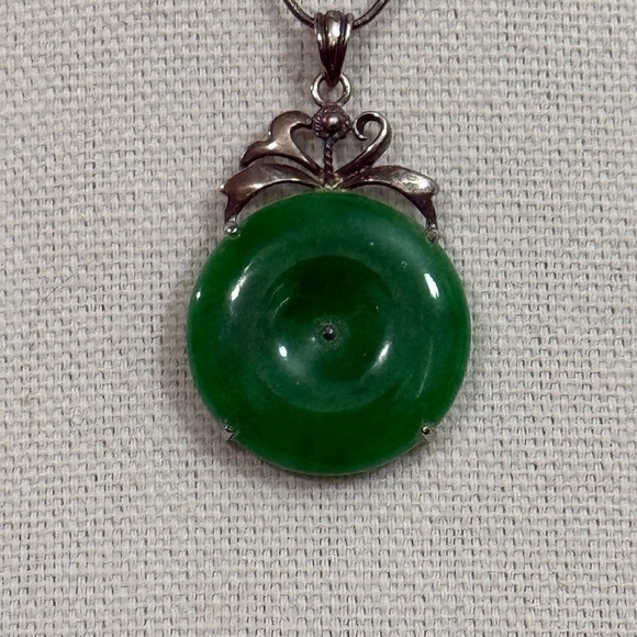 Elegant Green Pendant Necklace - Picture 2 of 8